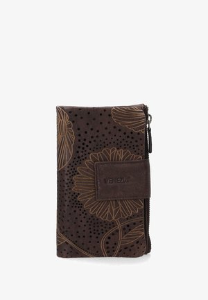 Portefeuille en cuir marron avec un motif floral, doté de perforations et d'une surface texturée. Inclut une fermeture éclair et un patch logo.