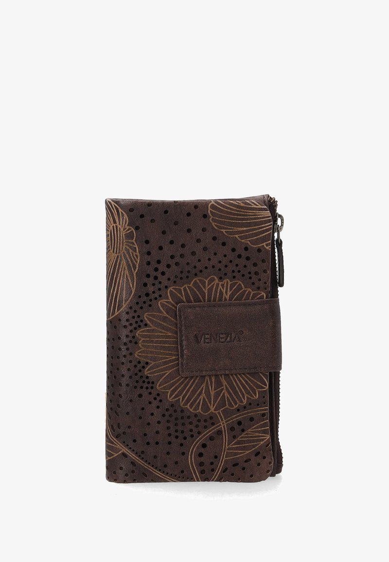 Bruine leren portemonnee met bloemenpatroon, voorzien van perforaties en een gestructureerd oppervlak. Inclusief een ritssluiting en een logo patch.