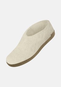 Filt slippers i lys creme, med rund tå og glat tekstur, samt en brun gummisål og syninge detailer.