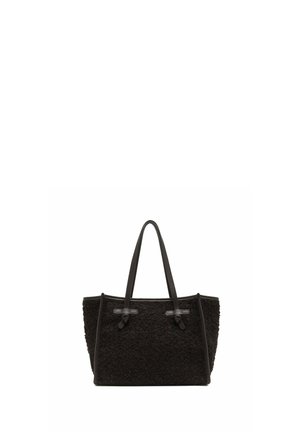 Bolso tote negro texturizado con dos asas largas y detalles de ribete lisos sobre un fondo blanco.