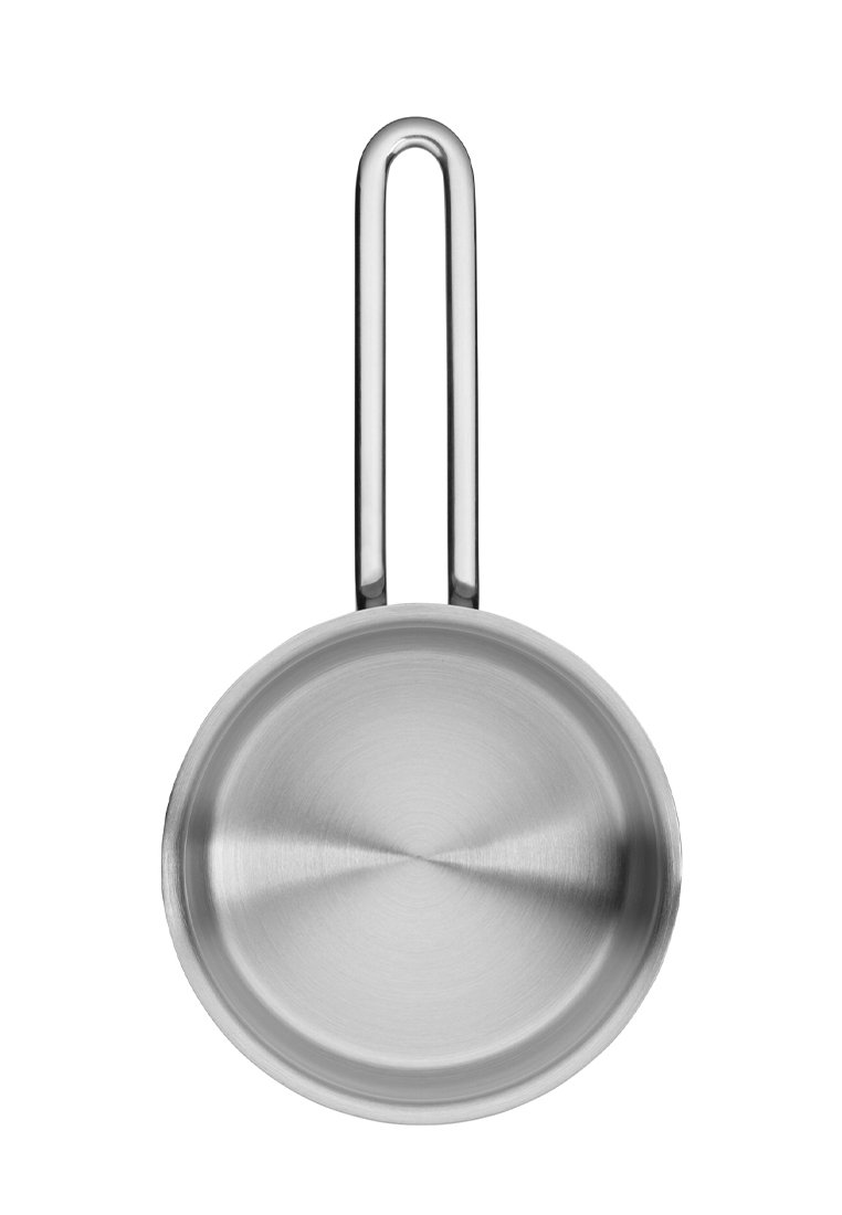 Edelstahl-Topf mit einem glatten, reflektierenden Innenraum und einem langen, flachen, ergonomischen Griff für ein einfaches Halten. Keine sichtbaren Flecken oder Muster.