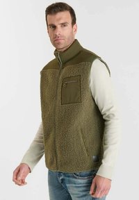 Olivgrüne ärmellose Weste aus strukturiertem Fleece, mit einer Reißverschlusstasche auf der Brust und einem oberen Bereich aus glattem Stoff.