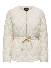 Veste matelassée crème avec fermeture éclair intégrale à l'avant et ceinture à nouer à la taille, dotée d'un col rond et de manches longues.