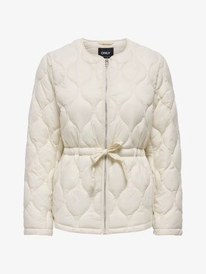 Veste matelassée crème avec fermeture éclair intégrale à l'avant et ceinture à nouer à la taille, dotée d'un col rond et de manches longues.