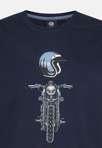 Camiseta de algodón azul marino con un gráfico de una motocicleta y un diseño de casco, decorada con detalles en blanco y azul claro.