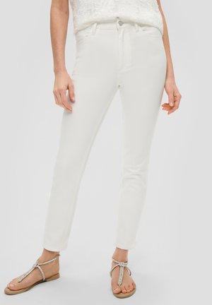 Witte slim-fit jeans met een gladde textuur en een klassiek vijf-pocket ontwerp. Draag ze met sandalen met metallic accenten. Voorkant knoopsluiting zichtbaar.