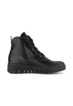 Zwarte enkelboots met een gestructureerde synthetische bovenkant, vetersluiting aan de voorkant, een rits aan de zijkant en een chunky, geribbelde rubberen zool.