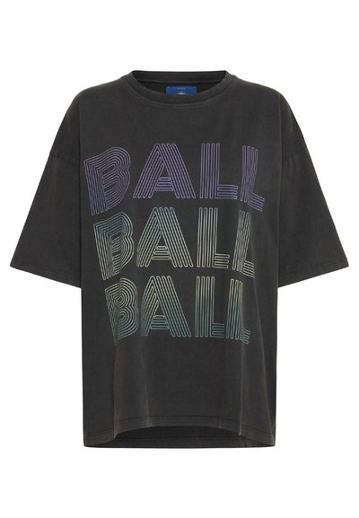 Juodas didelio dydžio marškinėliai su trumpomis rankovėmis, ant kurių priekyje išspausdinta žodis "BALL" daugiaskirtingų spalvų linijiniu raštu.