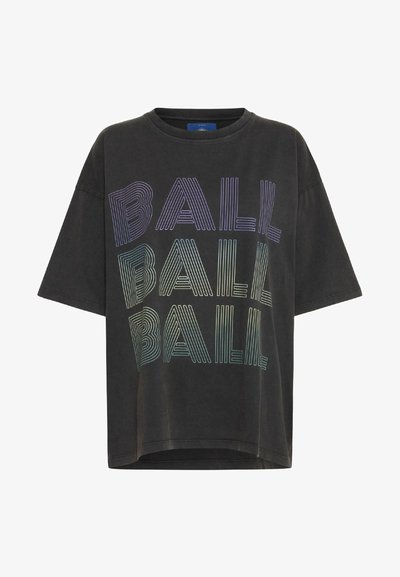Melna lielizmēra T-krekle ar īsām piedurknēm, kurai priekšpusē ir uzraksts "BALL" daudzkrāsainā līniju drukā.