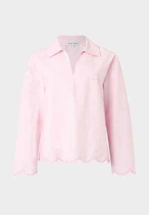 Ανοιχτό ροζ μακρυμάνικο μπλουζάκι με φαρδύ γιακά, V-λαιμόκοψη, κυματιστό τελείωμα και μανσέτες, καθώς και διακριτικές κεντητές λεπτομέρειες.