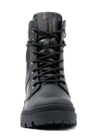 Bottines en cuir noir avec un design à lacets, bout rond, col rembourré et semelle en caoutchouc texturé. Accentuées par une étiquette de marque sur la languette.