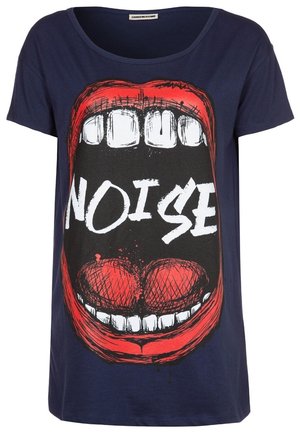 T-shirt bleu marine avec un grand graphisme d’une bouche rouge ouverte montrant des dents blanches et la langue, avec le mot "NOISE" à l’intérieur de la bouche.