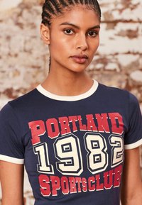 Next SLIM FIT SHORT SLEEVE  - Marškinėliai su spaudiniu - navy blue