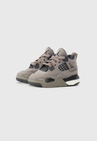 Sneaker mit einem Obermaterial aus grauem Wildleder, Mesh-Details, schwarzen Akzenten, verstärkter Zehenkappe und Gummisohle. Mit grauen Schnürsenkeln und markantem Logo.