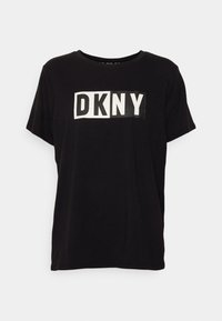 Czarny bawełniany t-shirt z krótkimi rękawami i okrągłym dekoltem, z białym logo DKNY na prostokątnym wzorze na przodzie.