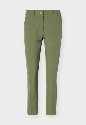 Γυναικείο παντελόνι σε ελιά πράσινη απόχρωση με θηλιές για ζώνη, κουμπωτό κούμπωμα μπροστά και στενά ίσια πόδια σε λευκό φόντο.