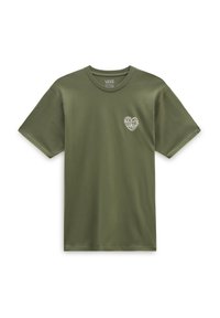 Camiseta de manga corta verde oliva hecha de una tela suave, con un pequeño logo de corazón blanco y el texto "VANS OFF THE WALL" en el lado izquierdo del pecho.