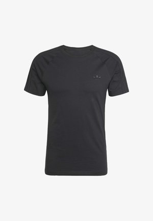 Černé tričko s krátkým rukávem vyrobené z bavlny, s kulatým výstřihem, raglánovými rukávy a diskrétním černým logem na hrudi.