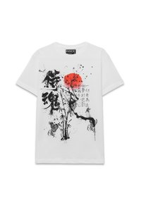 Camiseta de algodón blanca con un gráfico en negro y rojo de bambú y monos, con detalles de salpicaduras y escritura asiática. Cuello redondo.