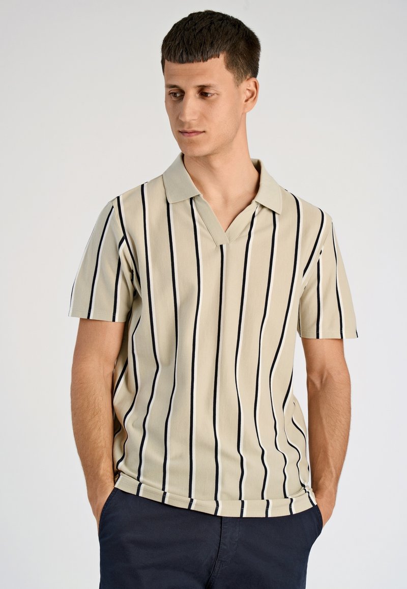 Beżowy polo z krótkim rękawem w niebieskie pionowe paski, z kołnierzykiem typu V i miękką, teksturowaną tkaniną.