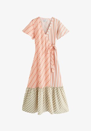 Rochie midi tip wrap cu mâneci scurte, dungi diagonale în nuanțe de piersică și roz, legătură în talie și tiv bej cu volane și dungi diagonale.