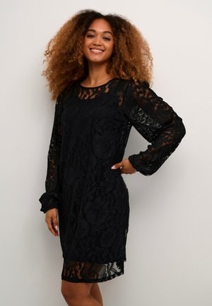 Schwarzes Spitzenkleid mit langen, transparenten Ärmeln, floralem Muster, rundem Ausschnitt und knielangem Saum. Weiche Textur mit fließendem Design.