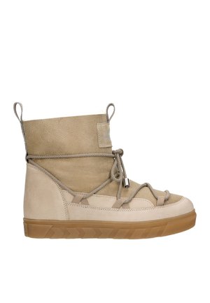 Beżowe zamszowe sneakersy w fasonie mid-top z teksturowaną powierzchnią, detalami sznurowania i gumową podeszwą, z uchwytami po bokach ułatwiającymi zakładanie.