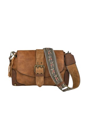 Bolso de hombro de cuero marrón con cierre de hebilla, que presenta una correa con estampado y detalles de flecos en los laterales. Los acentos texturizados añaden interés visual.