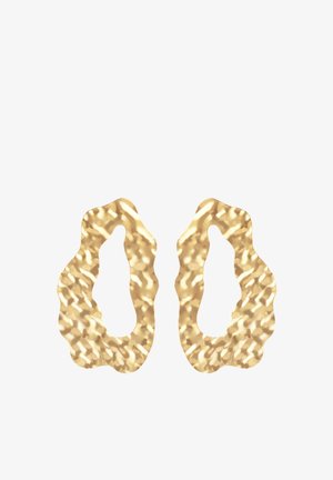 Para nieregularnych, teksturowanych, młotkowanych złotych kolczyków kołowych o nieregularnych, organicznych kształtach i otwartych środkach na białym tle.