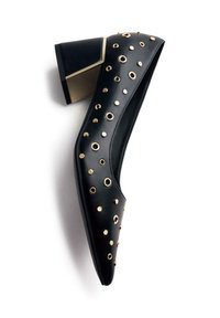 Chaussure en cuir noir avec un bout pointu, ornée d'œillets dorés. Dotée d'un talon bloc distinctif avec une touche dorée.
