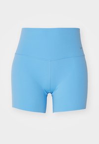 Short de sport bleu clair taille haute avec coutures plates et petit logo sombre sur la hanche gauche sur fond blanc.