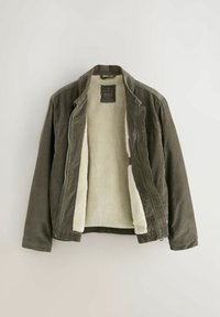 Chaqueta de pana verde oliva con forro de felpa crema, de frente abierto, mangas largas y cuello alto sobre un fondo blanco.