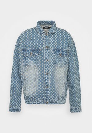 Jeansjacke mit silberfarbenen Knopfverschlüssen, zwei knöpfbaren Brusttaschen und einem durchgehend hellen Blumenmuster auf mittelblauem Stoff.