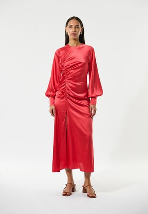 Rotes Satinkleid mit langen Puffärmeln, ausgestattet mit gerafften Details an der Taille und einem Schlitz vorne. Glatte Textur und mittellanges Design.