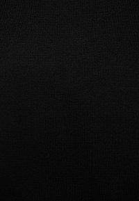 Černá texturovaná tkanina s žebrovým vzorem, rovnoměrně tkaná a hladká na dotek, bez ozdob nebo akcentů.