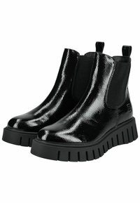 Botines de charol negro con paneles elásticos laterales, suela de goma negra gruesa y un acabado texturizado, que cuentan con una lengüeta para facilitar su puesta.
