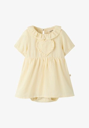 Vestito da bambina a righe gialle e bianche con maniche corte, colletto arricciato e dettaglio a forma di cuore arricciato sul petto.