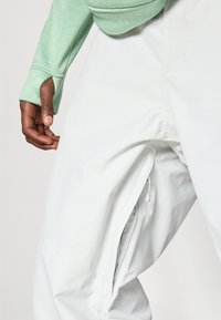 Burton MENS RESERVE RELAXED PANTS - Lyžiarske nohavice - gray cloud