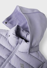 Helle lila isolierte Jacke mit hohem Kragen, Reißverschluss und einer weichen Kapuze, die mit einem fleeceähnlichen Material gefüttert ist. Gerippte Akzente.