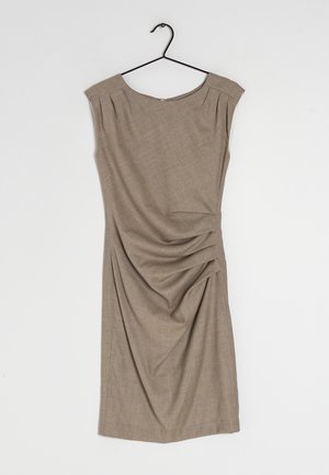 Beżowa sukienka bez rękawów o zaokrąglonym dekolcie, plisowanymi detalami przy ramionach i zwiewnym fasonie, wisząca na czarnym wieszaku na białym tle.