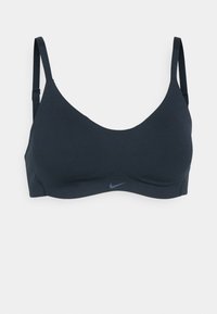 Mørk marineblå sports-bh med mykt stoff, rund halsutskjæring, justerbare stropper og subtilt Nike-logo på forsiden.