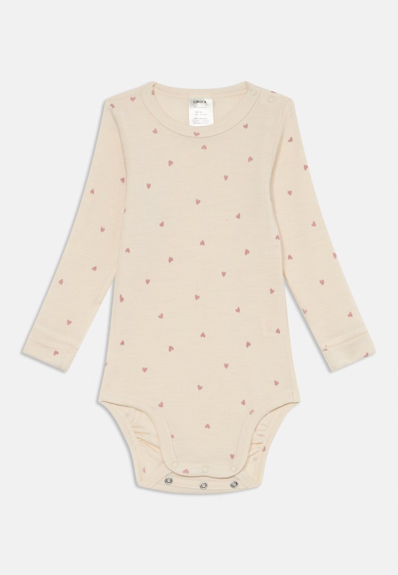 Bodysuit pour bébé à manches longues en beige clair avec de petits motifs de cœurs roses, fabriqué en coton doux, avec des boutons-pression à la base.
