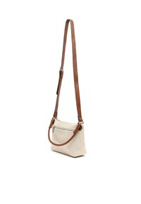 Borsa a tracolla realizzata in tessuto di colore chiaro con una finitura testurizzata, dotata di una tracolla in pelle marrone e una tasca frontale con zip. Forma rettangolare.