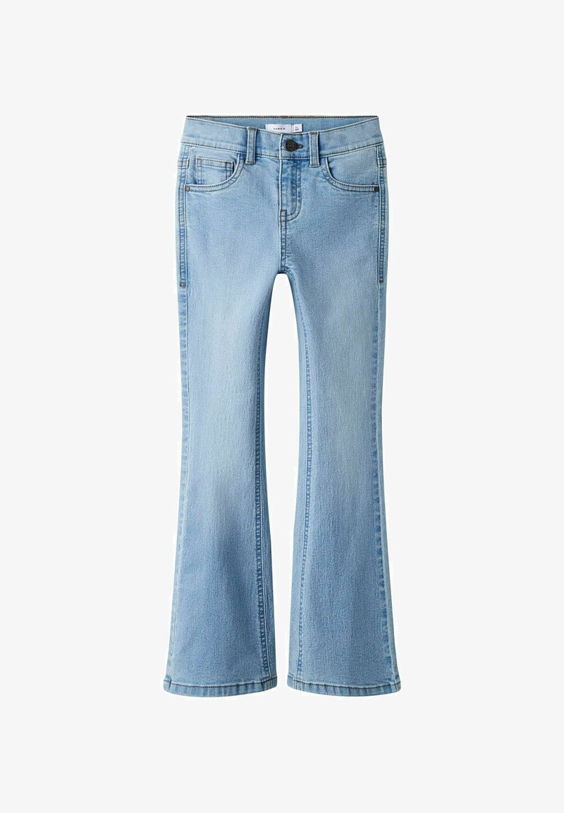 Παιδικά τζιν παντελόνια σε ανοιχτό μπλε χρώμα με ελαφρώς φαρδιά γραμμή, εμπρόσθια κουμπιά, θηλιές για ζώνη και κλασικό σχέδιο με πέντε τσέπες.