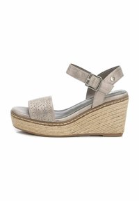 Sandalias de cuña beige con parte superior perforada, correa de tobillo ajustable y plantilla de yute trenzado, con un acabado texturizado y herrajes en plata.