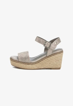 Sandalias de cuña beige con parte superior perforada, correa de tobillo ajustable y plantilla de yute trenzado, con un acabado texturizado y herrajes en plata.