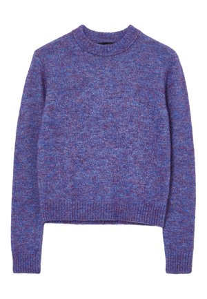 Pull en maille à manches longues dans des tons de bleu et violet avec col, poignets et ourlet côtelés sur fond blanc.