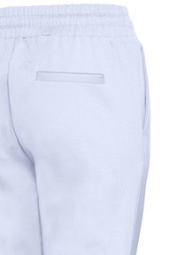 Ljusblåa mjukisbyxor med elastisk midja, med en enda bakficka och ett slätt, något texturerat tyg.