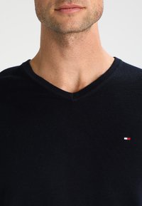 Tommy Hilfiger V-NECK  - Strickpullover - sky captain