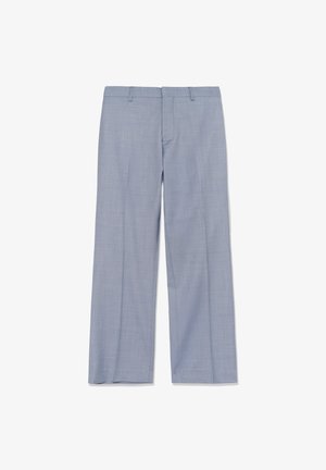 Pantalon bleu clair en tissu texturé avec une coupe droite, doté d'un devant plat, de passants pour ceinture et de deux poches arrière.